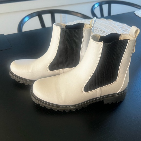 “To be Honest” white boots to make your fall outfit look awesome. - Picture 2 of 6